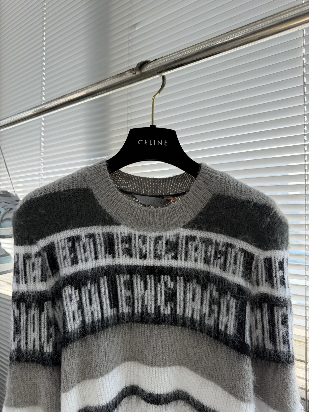 -Balenciag 标识字母条纹毛衣 定织暮岚茸序奢织马海毛混纺 绒感蓬柔丰盈 舒适软糯 墨黑 奶白与灰度层次交 -Balenciag 标识字母条纹毛衣 定织暮岚茸序奢织马海毛混纺 绒感蓬柔丰盈 舒适软糯 墨黑 奶白与灰度层次交