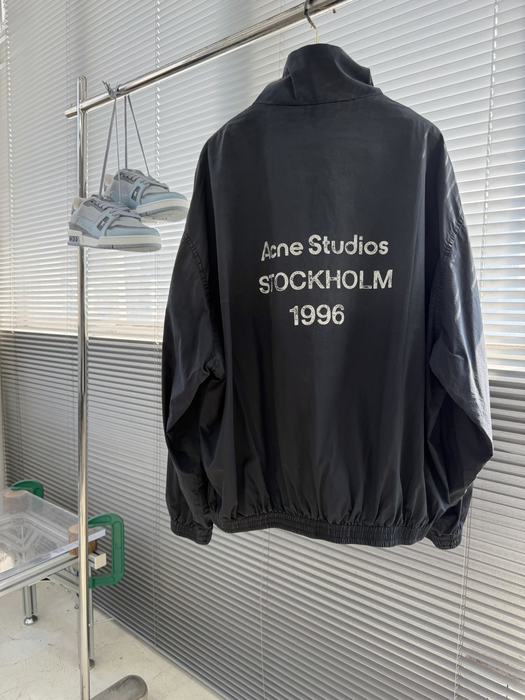 -Acne Studios 撞色徽标拉链夹克 定制尘朔疏珩御府绸 轻量挺括 干爽御风 素皓净白晕覆衣身 水洗雾感 -Acne Studios 撞色徽标拉链夹克 定制尘朔疏珩御府绸 轻量挺括 干爽御风 素皓净白晕覆衣身 水洗雾感