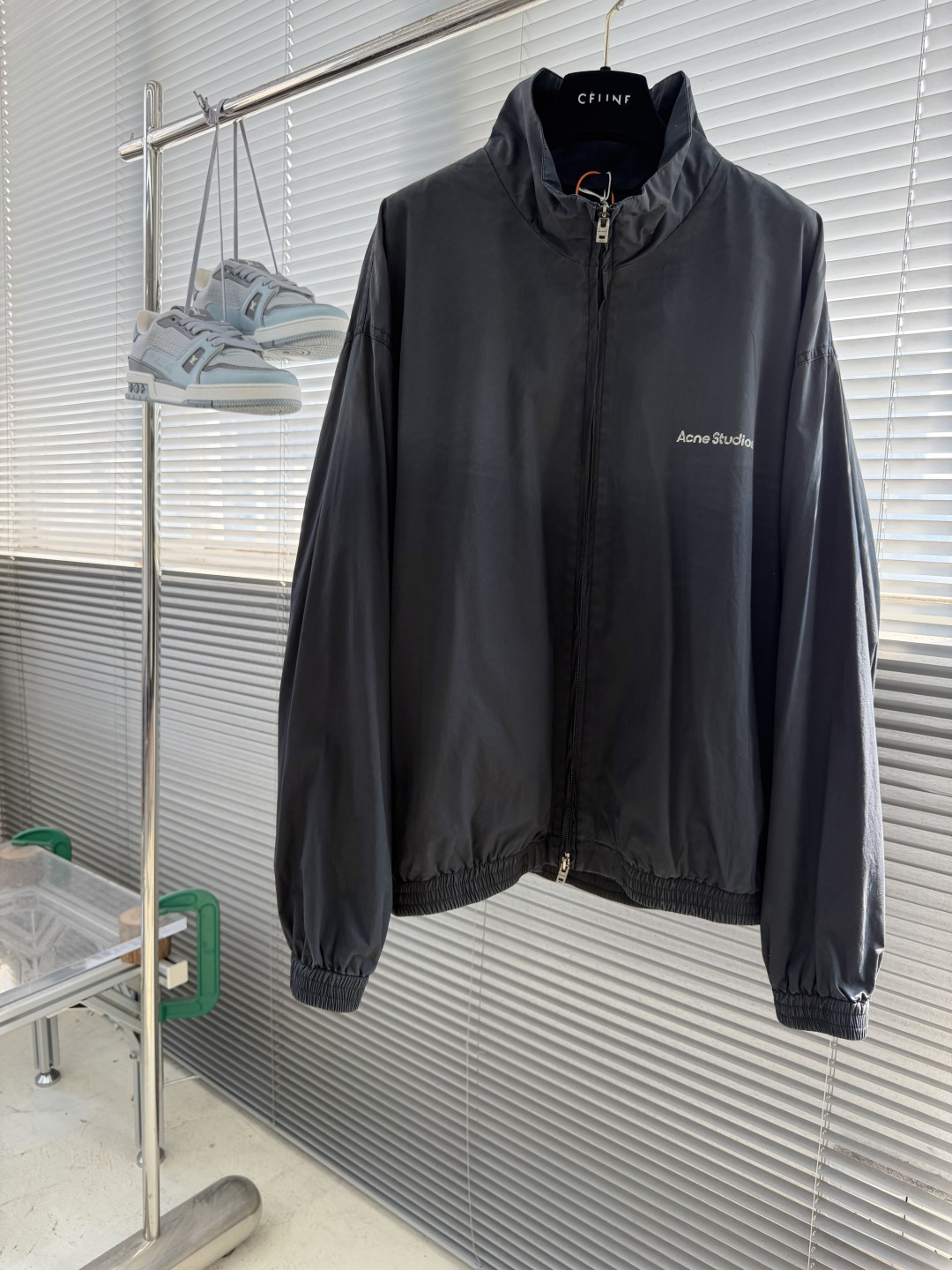 -Acne Studios     撞色徽标拉链夹克 定制尘朔疏珩御府绸 轻量挺括 干爽御风 素皓净白晕覆衣身 水洗雾感