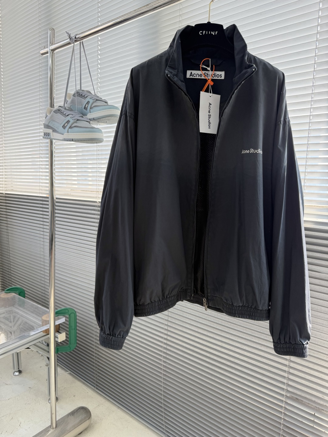 -Acne Studios 撞色徽标拉链夹克 定制尘朔疏珩御府绸 轻量挺括 干爽御风 素皓净白晕覆衣身 水洗雾感 -Acne Studios 撞色徽标拉链夹克 定制尘朔疏珩御府绸 轻量挺括 干爽御风 素皓净白晕覆衣身 水洗雾感
