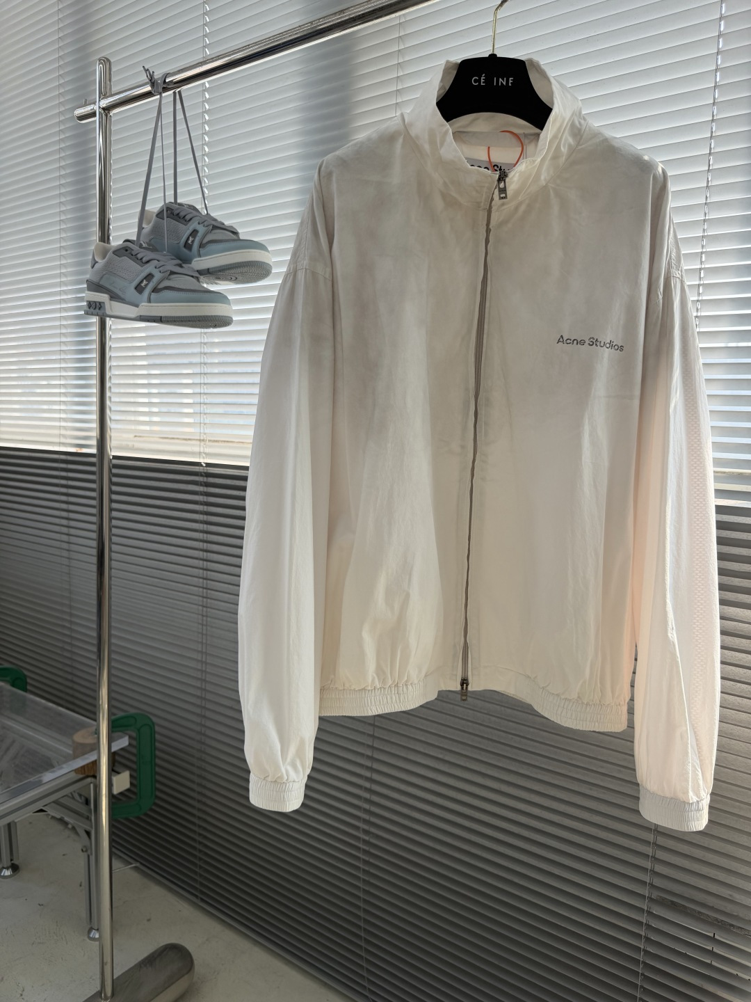 -Acne Studios     撞色徽标拉链夹克 定制尘朔疏珩御府绸 轻量挺括 干爽御风 素皓净白晕覆衣身 水洗雾感