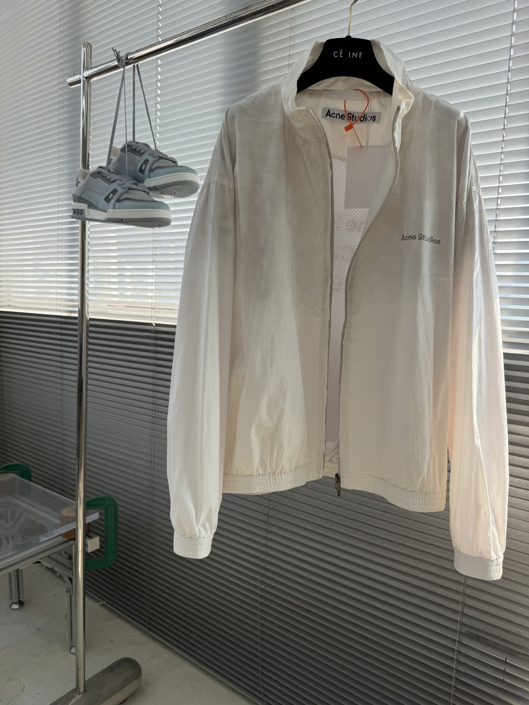 -Acne Studios 撞色徽标拉链夹克 定制尘朔疏珩御府绸 轻量挺括 干爽御风 素皓净白晕覆衣身 水洗雾感 -Acne Studios 撞色徽标拉链夹克 定制尘朔疏珩御府绸 轻量挺括 干爽御风 素皓净白晕覆衣身 水洗雾感