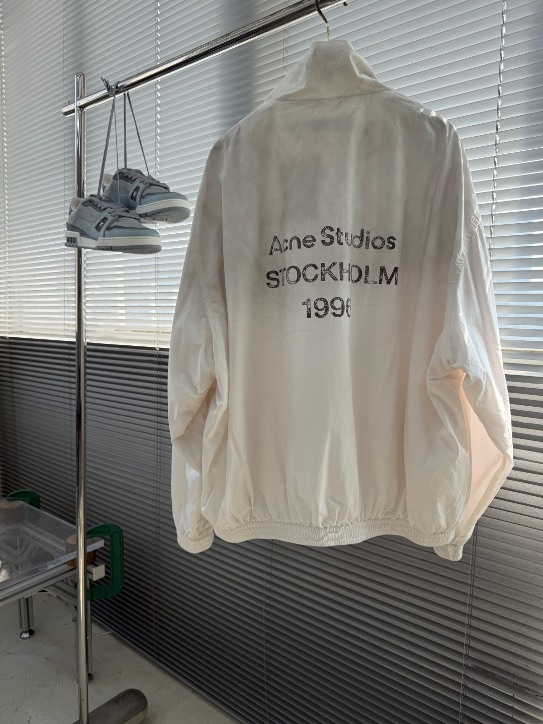-Acne Studios 撞色徽标拉链夹克 定制尘朔疏珩御府绸 轻量挺括 干爽御风 素皓净白晕覆衣身 水洗雾感 -Acne Studios 撞色徽标拉链夹克 定制尘朔疏珩御府绸 轻量挺括 干爽御风 素皓净白晕覆衣身 水洗雾感