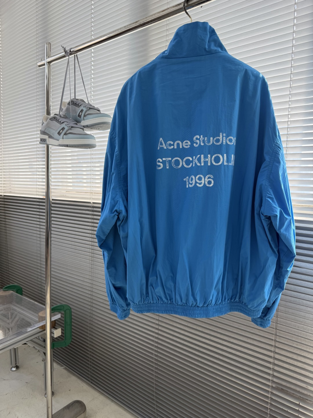-Acne Studios 撞色徽标拉链夹克 定制尘朔疏珩御府绸 轻量挺括 干爽御风 素皓净白晕覆衣身 水洗雾感 -Acne Studios 撞色徽标拉链夹克 定制尘朔疏珩御府绸 轻量挺括 干爽御风 素皓净白晕覆衣身 水洗雾感