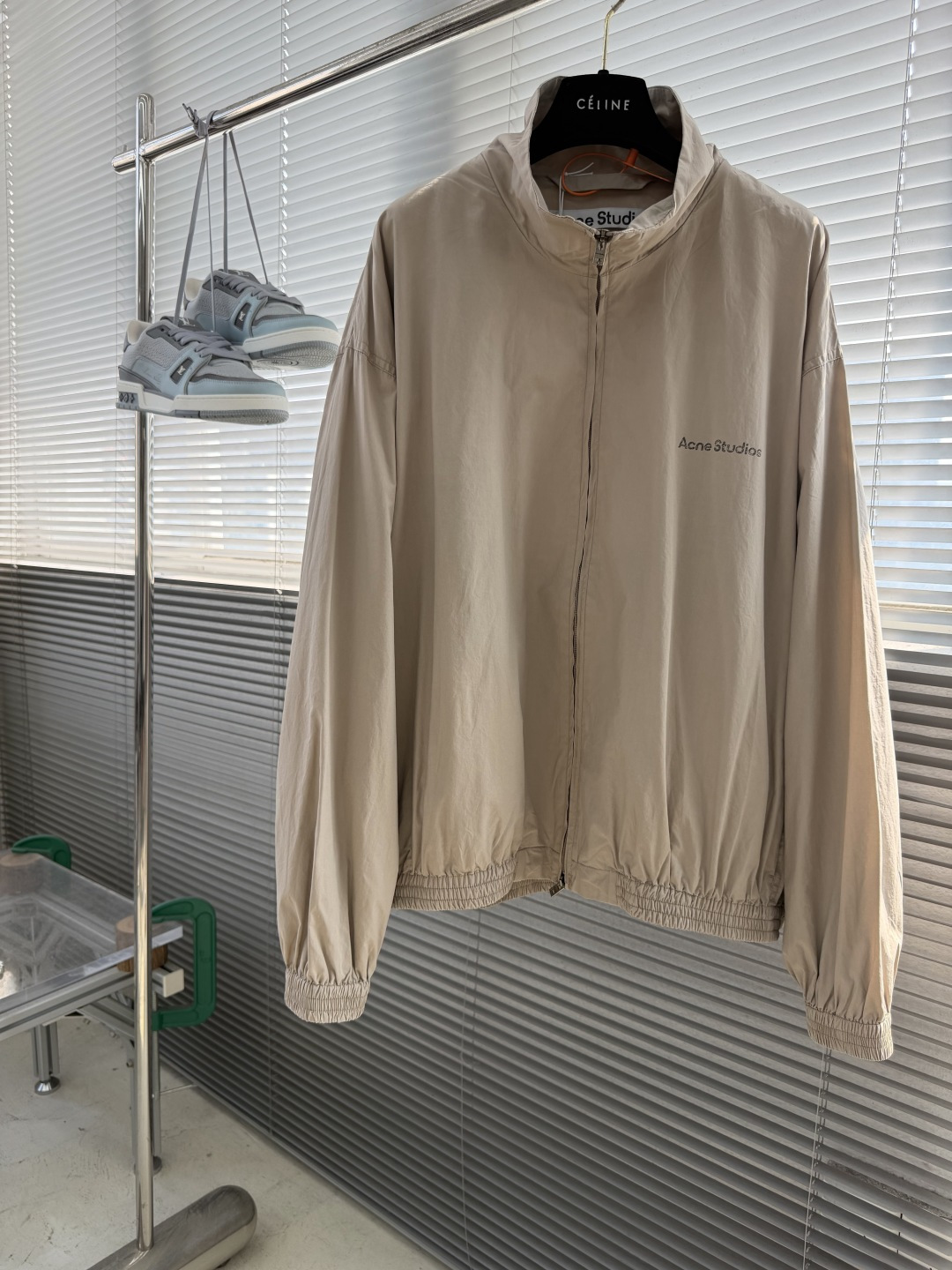 -Acne Studios     撞色徽标拉链夹克 定制尘朔疏珩御府绸 轻量挺括 干爽御风 素皓净白晕覆衣身 水洗雾感