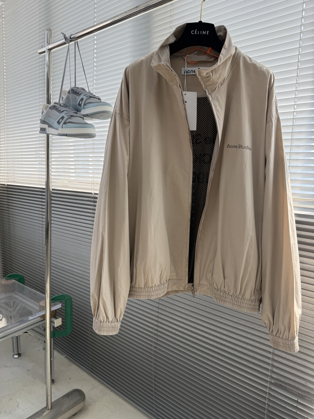 -Acne Studios 撞色徽标拉链夹克 定制尘朔疏珩御府绸 轻量挺括 干爽御风 素皓净白晕覆衣身 水洗雾感 -Acne Studios 撞色徽标拉链夹克 定制尘朔疏珩御府绸 轻量挺括 干爽御风 素皓净白晕覆衣身 水洗雾感