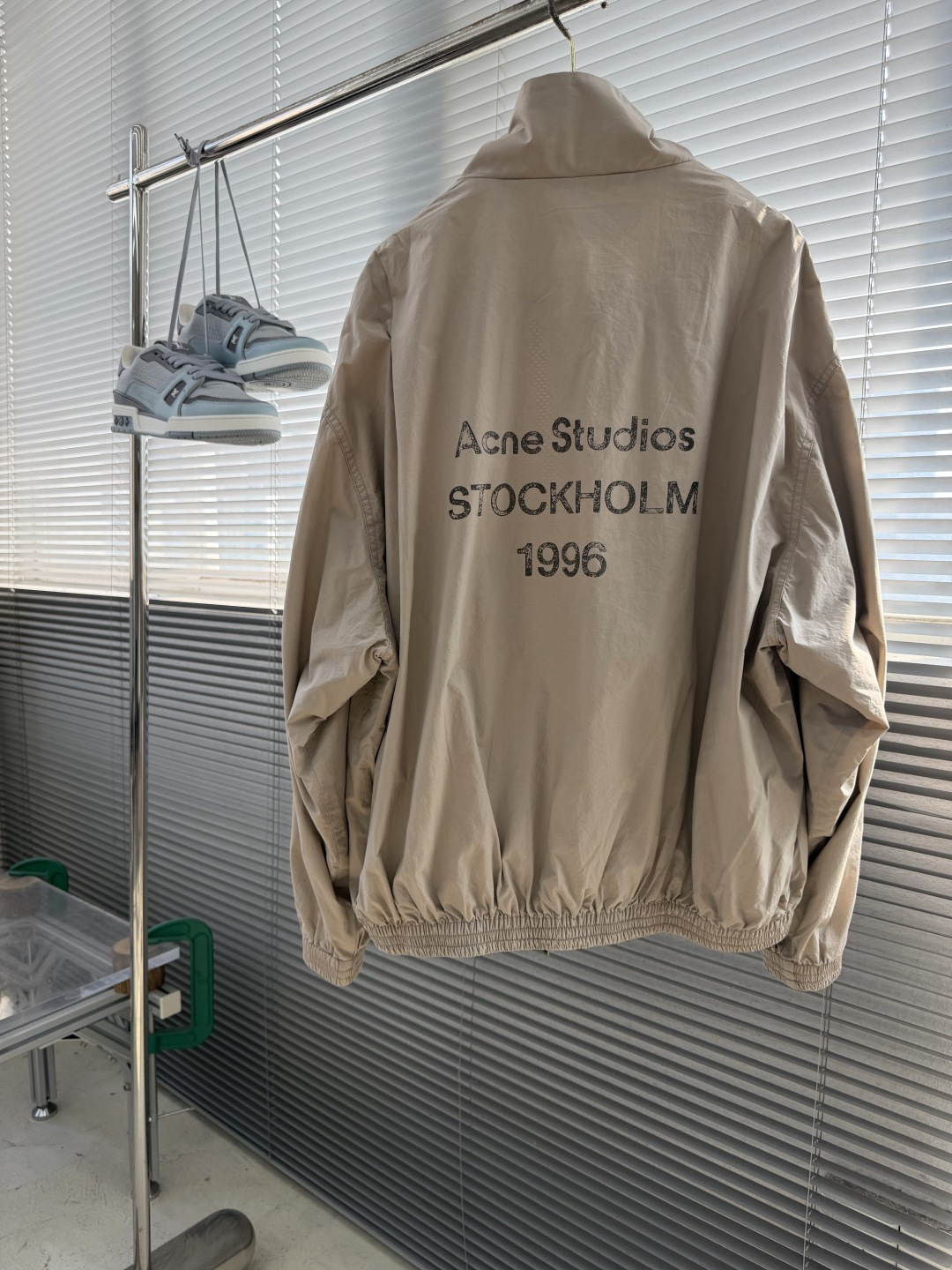 -Acne Studios 撞色徽标拉链夹克 定制尘朔疏珩御府绸 轻量挺括 干爽御风 素皓净白晕覆衣身 水洗雾感 -Acne Studios 撞色徽标拉链夹克 定制尘朔疏珩御府绸 轻量挺括 干爽御风 素皓净白晕覆衣身 水洗雾感