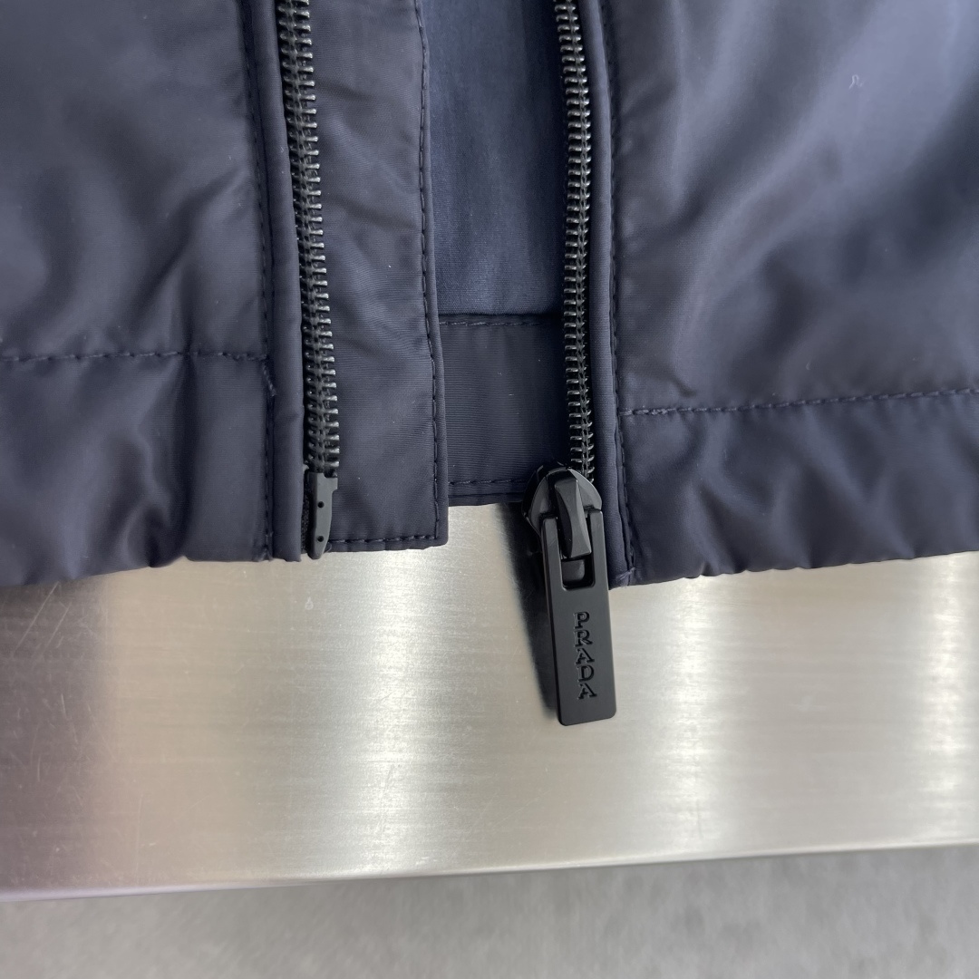 -PRAD 三角珐琅拉链饰边立领风衣夹克外套 精选高密织造尼龙面料,纤维肌理紧实饱满,整体质地轻盈轻薄,上身零负 -PRAD 三角珐琅拉链饰边立领风衣夹克外套 精选高密织造尼龙面料,纤维肌理紧实饱满,整体质地轻盈轻薄,上身零负