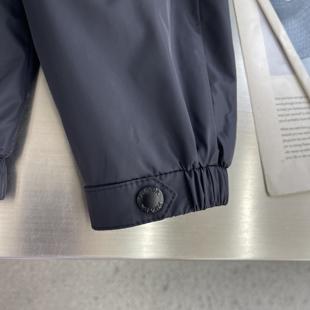 -PRAD 三角珐琅拉链饰边立领风衣夹克外套 精选高密织造尼龙面料,纤维肌理紧实饱满,整体质地轻盈轻薄,上身零负 -PRAD 三角珐琅拉链饰边立领风衣夹克外套 精选高密织造尼龙面料,纤维肌理紧实饱满,整体质地轻盈轻薄,上身零负