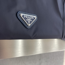 -PRAD 三角珐琅拉链饰边立领风衣夹克外套 精选高密织造尼龙面料,纤维肌理紧实饱满,整体质地轻盈轻薄,上身零负 -PRAD 三角珐琅拉链饰边立领风衣夹克外套 精选高密织造尼龙面料,纤维肌理紧实饱满,整体质地轻盈轻薄,上身零负