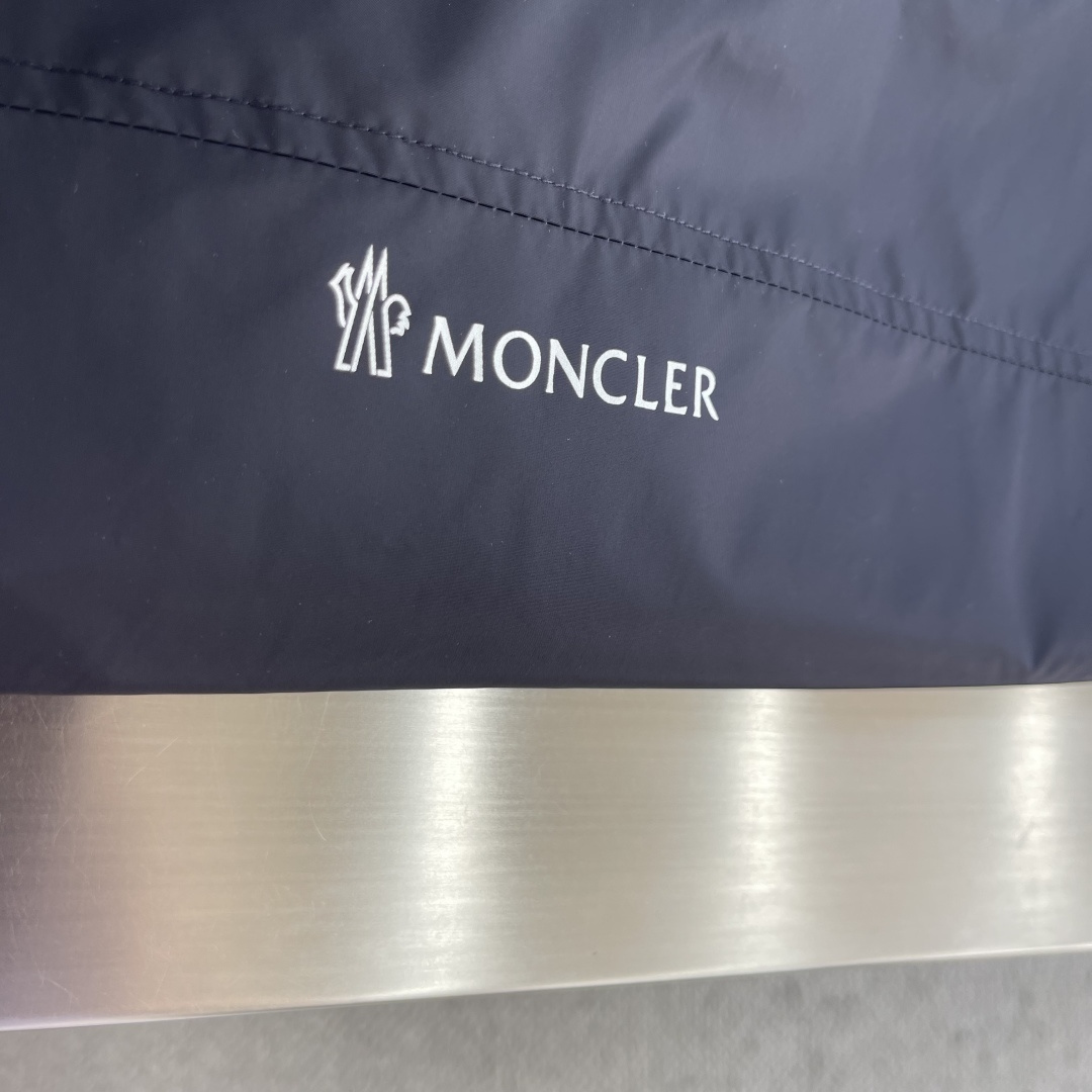 -mon Breezes哑色便捷立领轻质夹克外套 经典休闲商务一体的造型设计为日常活动增添时尚. 科技细密GRA -mon Breezes哑色便捷立领轻质夹克外套 经典休闲商务一体的造型设计为日常活动增添时尚. 科技细密GRA