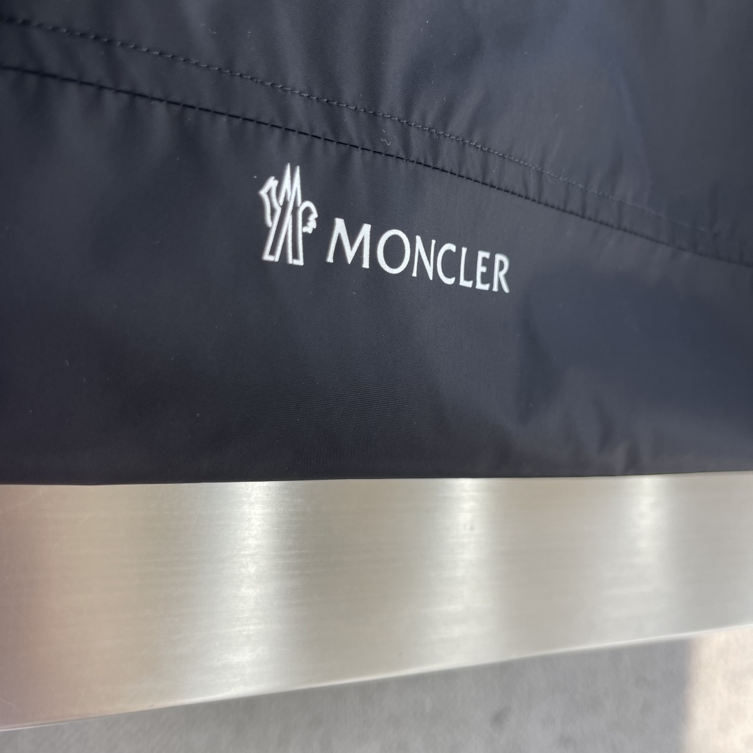 -mon Breezes哑色便捷立领轻质夹克外套 经典休闲商务一体的造型设计为日常活动增添时尚. 科技细密GRA -mon Breezes哑色便捷立领轻质夹克外套 经典休闲商务一体的造型设计为日常活动增添时尚. 科技细密GRA