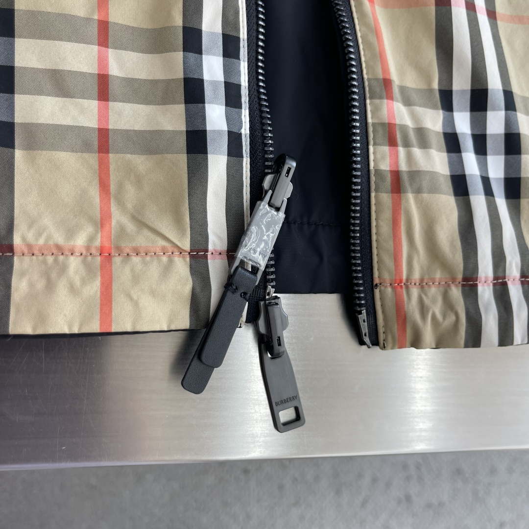 -BBR 双面两穿格纹尼龙夹克 这款男士休闲夹克采用双面可穿设计,一面为简约哑光黑色尼龙面料,另一面演绎品牌标志性 -BBR 双面两穿格纹尼龙夹克 这款男士休闲夹克采用双面可穿设计,一面为简约哑光黑色尼龙面料,另一面演绎品牌标志性
