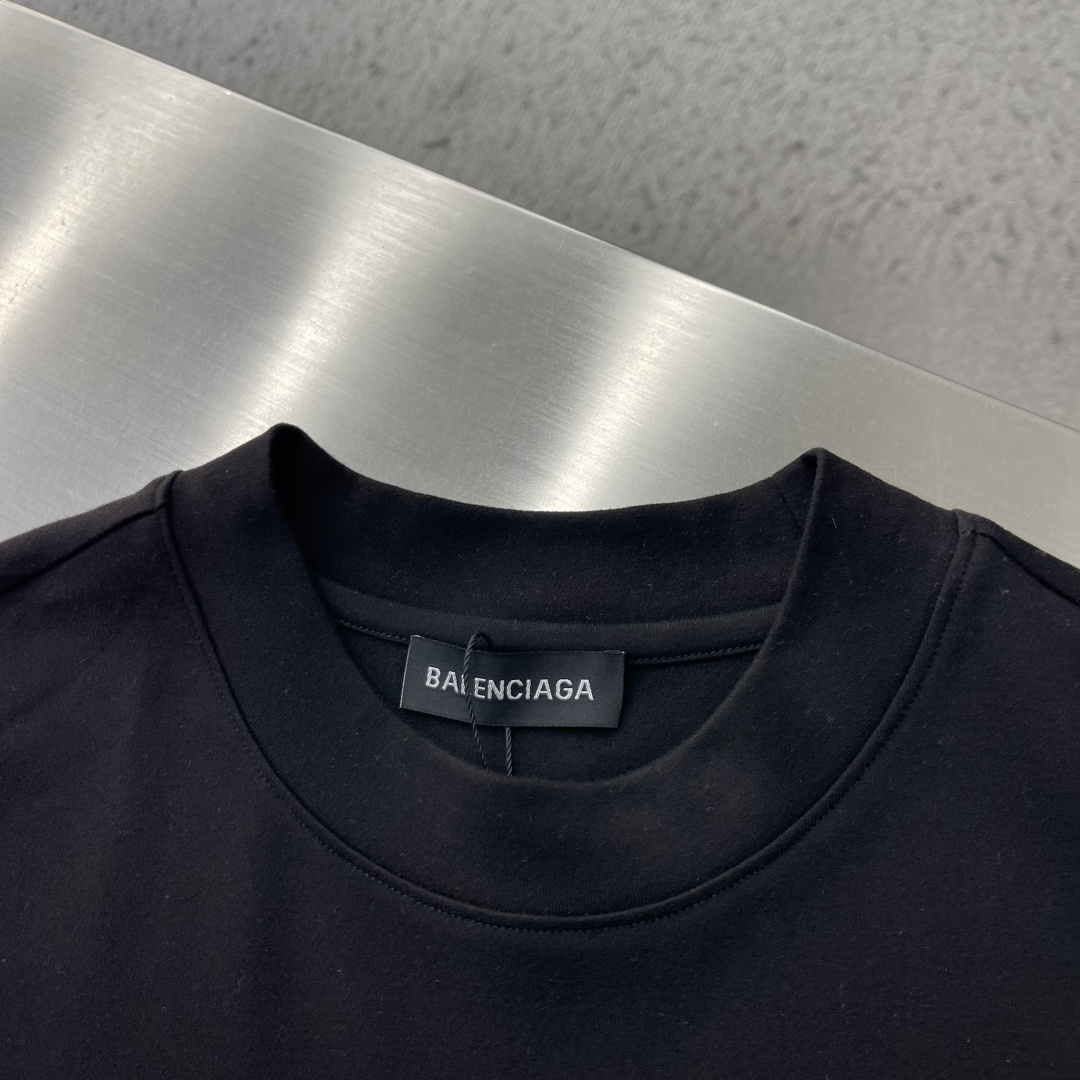 -Balenciag 2026秋冬 圆领绣花短袖T恤打底衫 元素性的Logo徽章凸显休闲时尚魅力,依然独领时尚风 -Balenciag 2026秋冬 圆领绣花短袖T恤打底衫 元素性的Logo徽章凸显休闲时尚魅力,依然独领时尚风