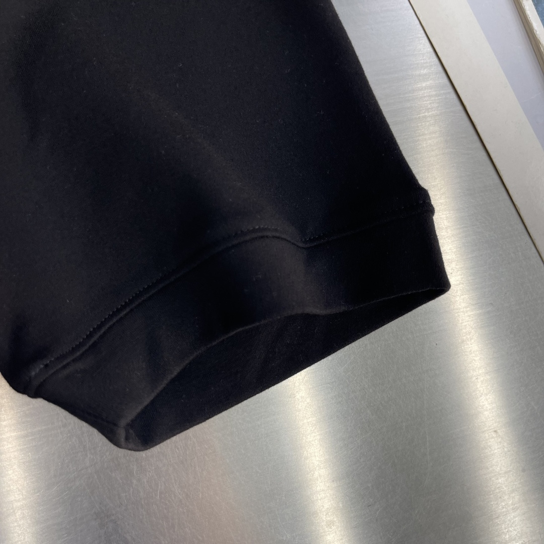 -Balenciag 2026秋冬 圆领绣花短袖T恤打底衫 元素性的Logo徽章凸显休闲时尚魅力,依然独领时尚风 -Balenciag 2026秋冬 圆领绣花短袖T恤打底衫 元素性的Logo徽章凸显休闲时尚魅力,依然独领时尚风