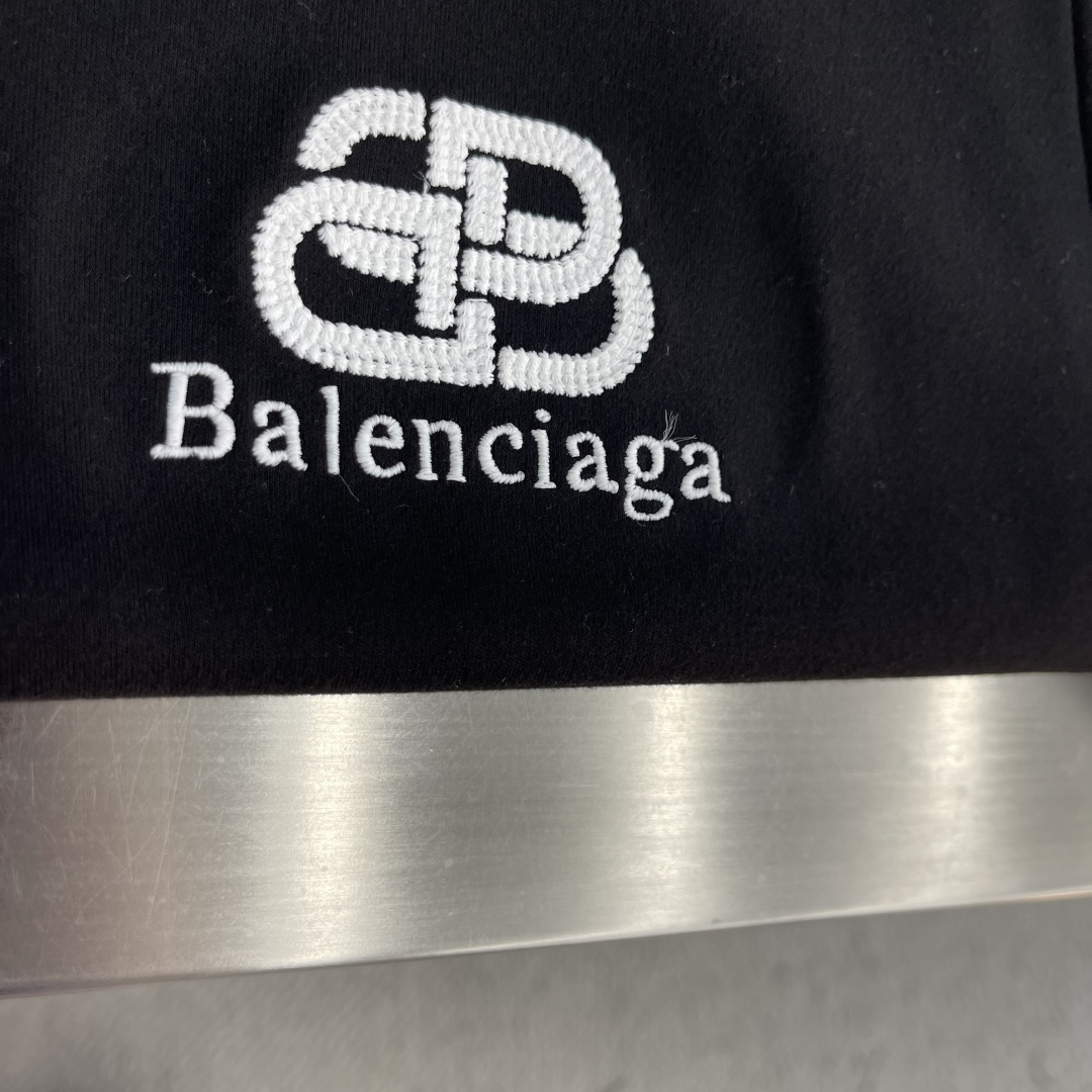 -Balenciag 2026秋冬 圆领绣花短袖T恤打底衫 元素性的Logo徽章凸显休闲时尚魅力,依然独领时尚风 -Balenciag 2026秋冬 圆领绣花短袖T恤打底衫 元素性的Logo徽章凸显休闲时尚魅力,依然独领时尚风