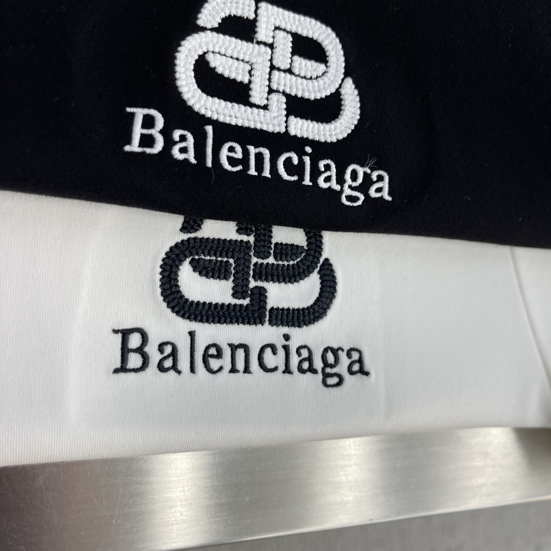 -Balenciag 2026秋冬 圆领绣花短袖T恤打底衫 元素性的Logo徽章凸显休闲时尚魅力,依然独领时尚风 -Balenciag 2026秋冬 圆领绣花短袖T恤打底衫 元素性的Logo徽章凸显休闲时尚魅力,依然独领时尚风