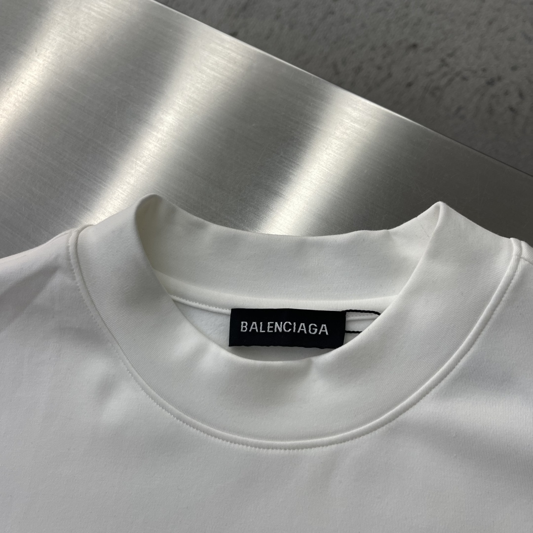 -Balenciag 2026秋冬 圆领绣花短袖T恤打底衫 元素性的Logo徽章凸显休闲时尚魅力,依然独领时尚风 -Balenciag 2026秋冬 圆领绣花短袖T恤打底衫 元素性的Logo徽章凸显休闲时尚魅力,依然独领时尚风