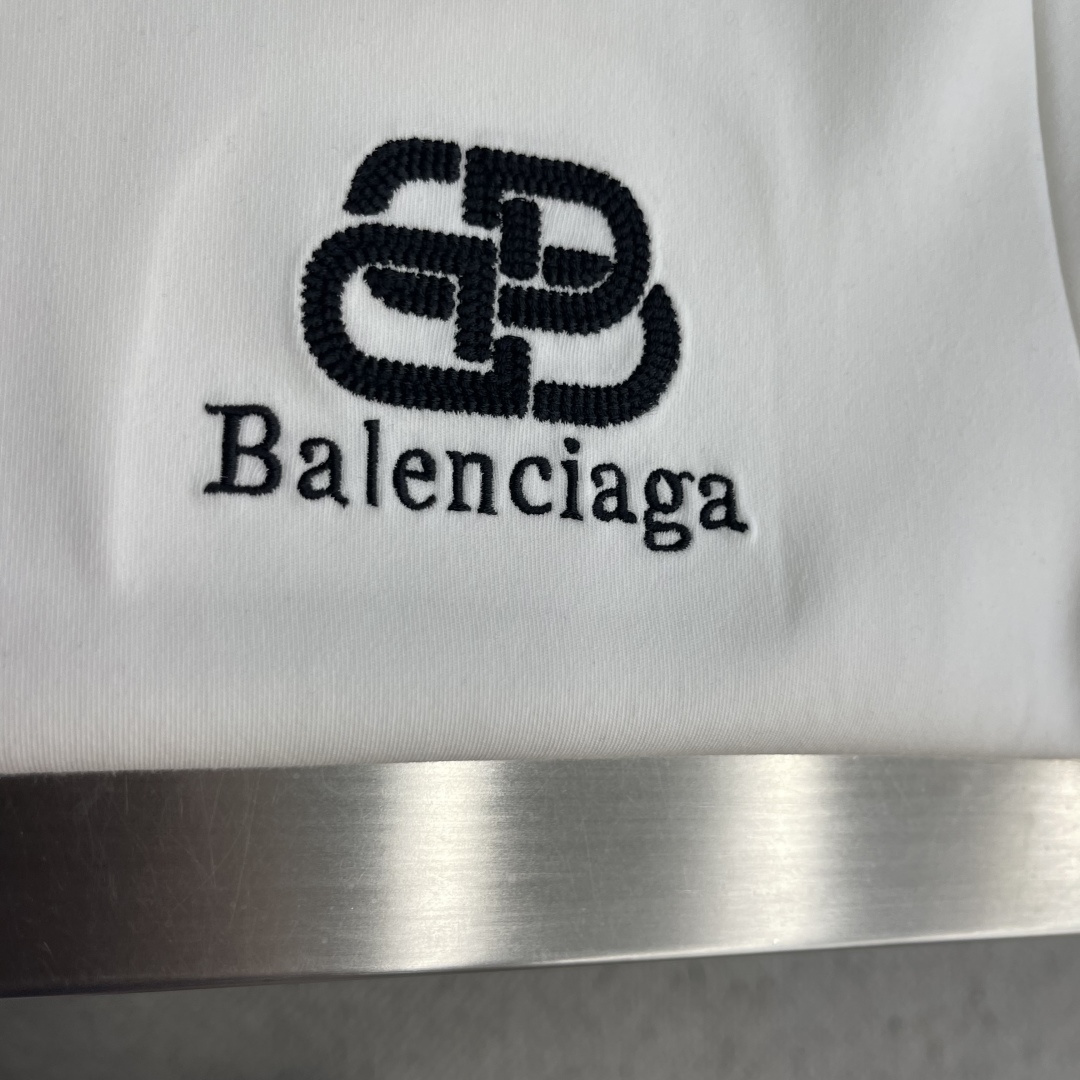 -Balenciag 2026秋冬 圆领绣花短袖T恤打底衫 元素性的Logo徽章凸显休闲时尚魅力,依然独领时尚风 -Balenciag 2026秋冬 圆领绣花短袖T恤打底衫 元素性的Logo徽章凸显休闲时尚魅力,依然独领时尚风