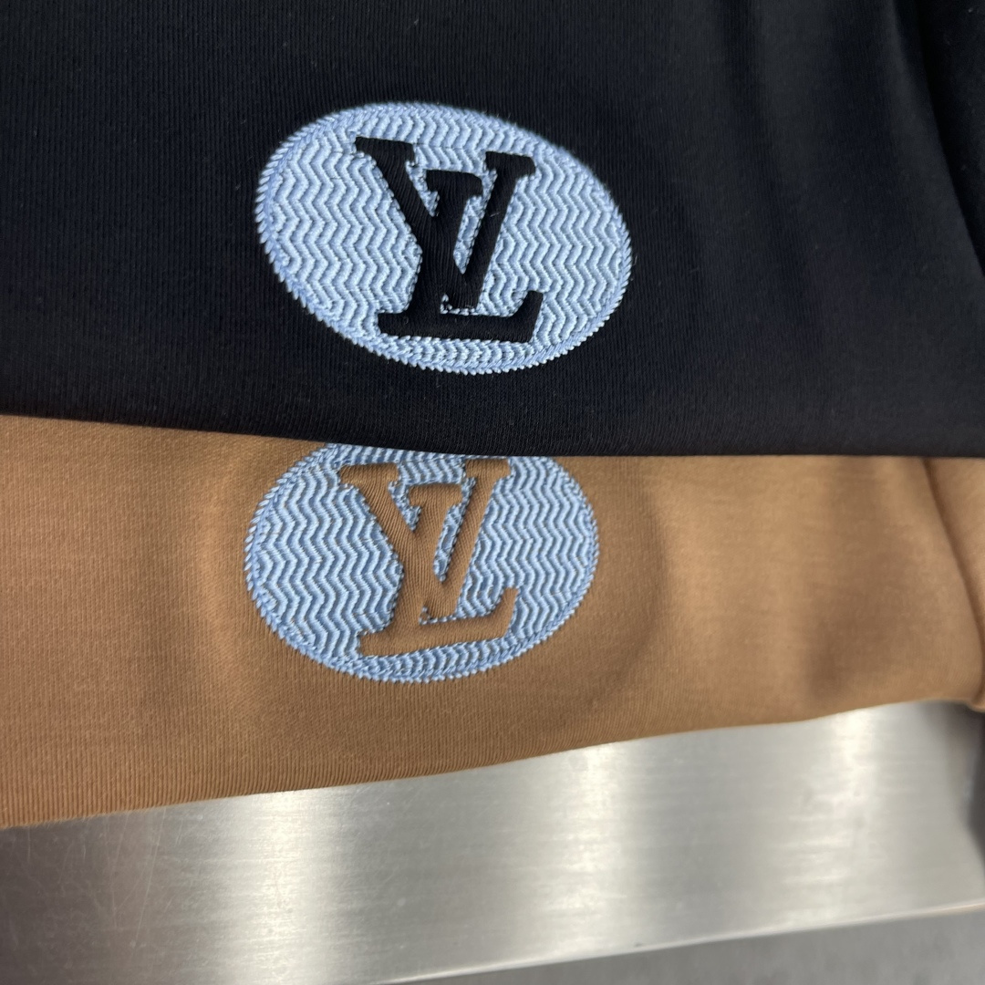 -驴牌 2026秋冬圆领绣花短袖T恤打底衫 元素性的Logo徽章凸显休闲时尚魅力,依然独领时尚风骚.内搭好伴侣… -驴牌 2026秋冬圆领绣花短袖T恤打底衫 元素性的Logo徽章凸显休闲时尚魅力,依然独领时尚风骚.内搭好伴侣…