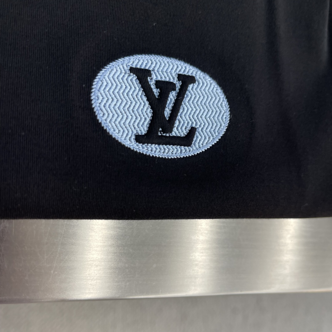 -驴牌 2026秋冬圆领绣花短袖T恤打底衫 元素性的Logo徽章凸显休闲时尚魅力,依然独领时尚风骚.内搭好伴侣… -驴牌 2026秋冬圆领绣花短袖T恤打底衫 元素性的Logo徽章凸显休闲时尚魅力,依然独领时尚风骚.内搭好伴侣…