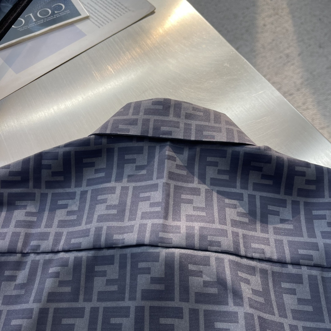 -FEND 翻领满印图案标识单排扣衬衫 桑蚕丝混纺梭织布 75D衬布 定位裁床 数码印花 码数:36 38 40 -FEND 翻领满印图案标识单排扣衬衫 桑蚕丝混纺梭织布 75D衬布 定位裁床 数码印花 码数:36 38 40