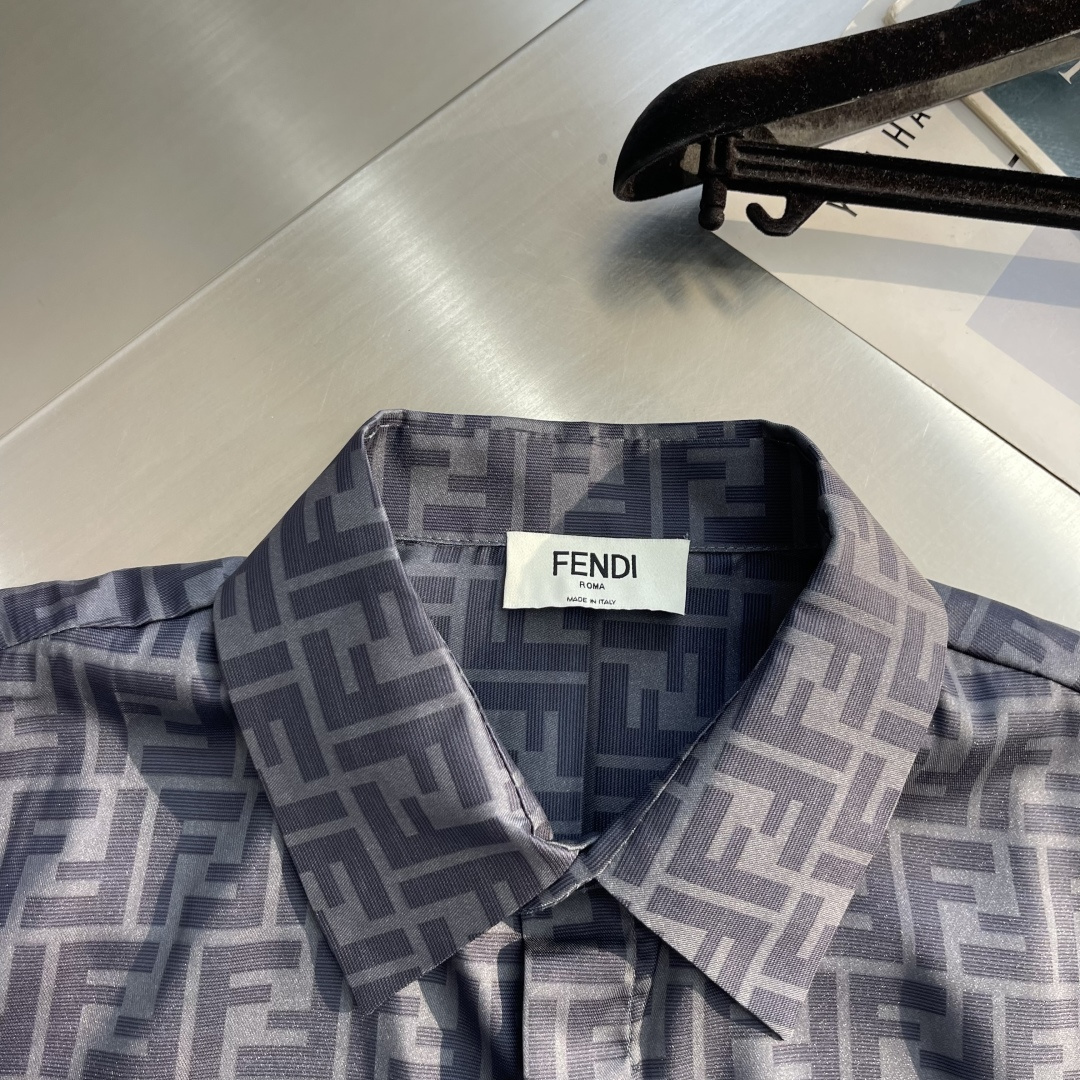 -FEND 翻领满印图案标识单排扣衬衫 桑蚕丝混纺梭织布 75D衬布 定位裁床 数码印花 码数:36 38 40 -FEND 翻领满印图案标识单排扣衬衫 桑蚕丝混纺梭织布 75D衬布 定位裁床 数码印花 码数:36 38 40