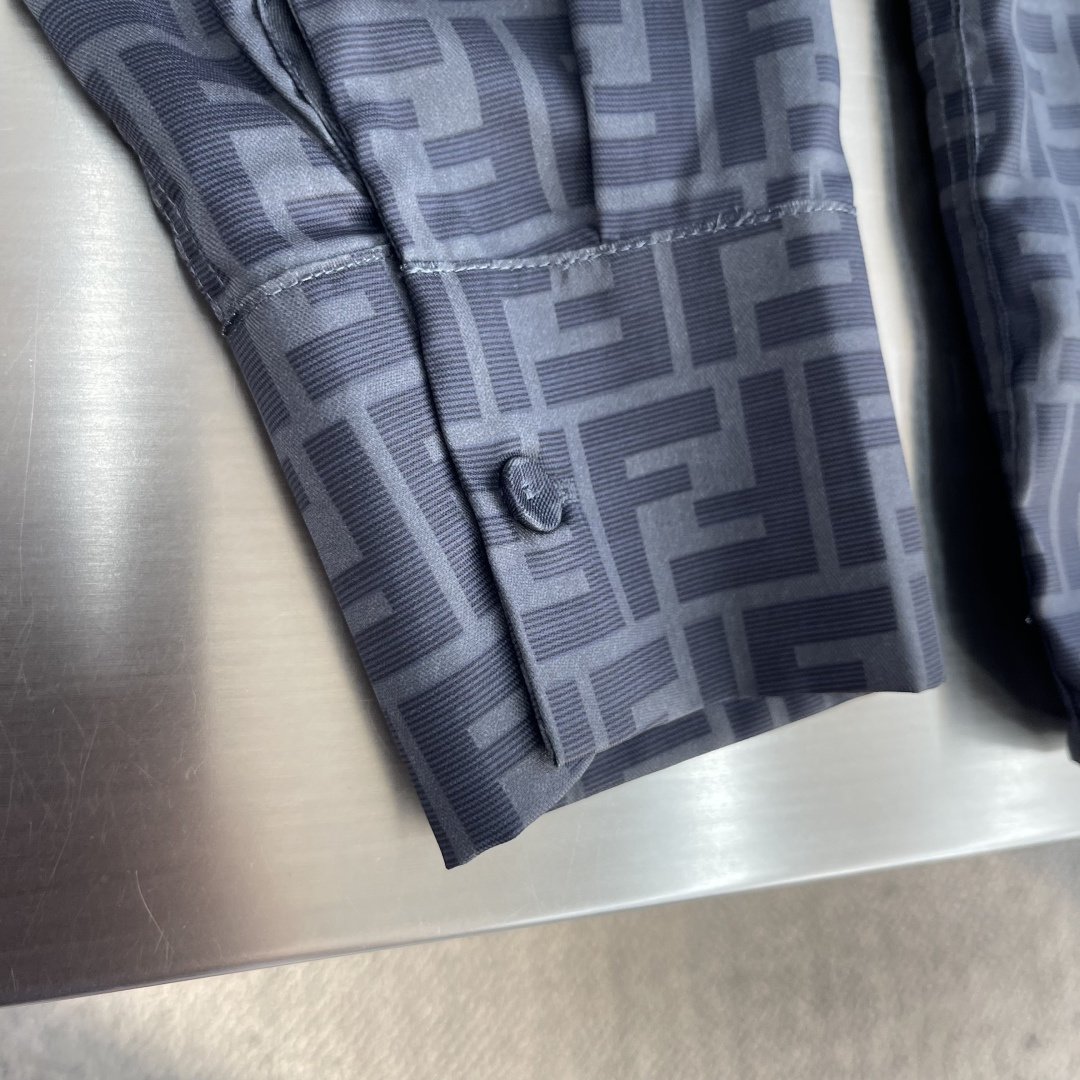 -FEND 翻领满印图案标识单排扣衬衫 桑蚕丝混纺梭织布 75D衬布 定位裁床 数码印花 码数:36 38 40 -FEND 翻领满印图案标识单排扣衬衫 桑蚕丝混纺梭织布 75D衬布 定位裁床 数码印花 码数:36 38 40