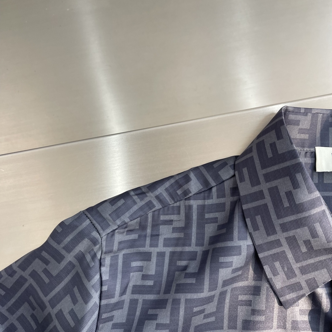 -FEND 翻领满印图案标识单排扣衬衫 桑蚕丝混纺梭织布 75D衬布 定位裁床 数码印花 码数:36 38 40 -FEND 翻领满印图案标识单排扣衬衫 桑蚕丝混纺梭织布 75D衬布 定位裁床 数码印花 码数:36 38 40