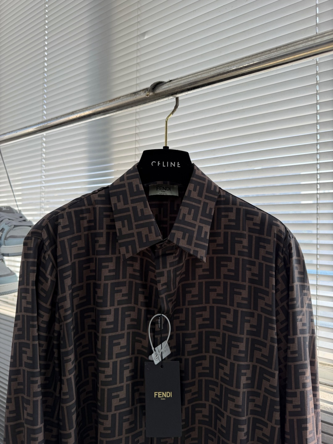 -FEND     翻领满印图案标识单排扣衬衫 桑蚕丝混纺梭织布 75D衬布 定位裁床 数码印花 码数：36 38 40