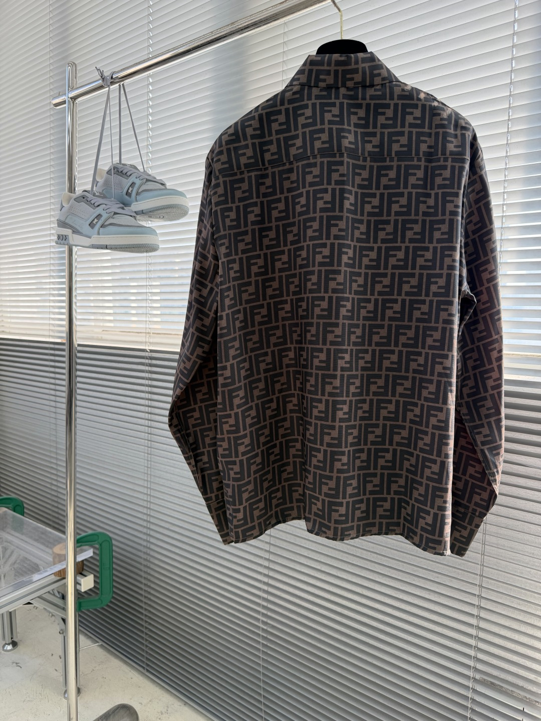 -FEND     翻领满印图案标识单排扣衬衫 桑蚕丝混纺梭织布 75D衬布 定位裁床 数码印花 码数：36 38 40