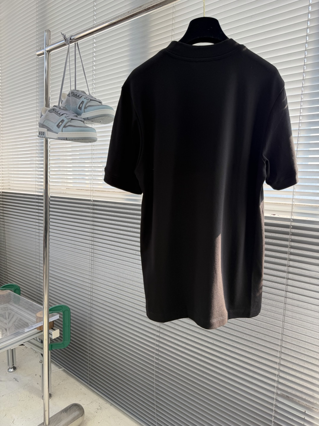 -Balenciag 2026秋冬 圆领绣花短袖T恤打底衫 元素性的Logo徽章凸显休闲时尚魅力,依然独领时尚风 -Balenciag 2026秋冬 圆领绣花短袖T恤打底衫 元素性的Logo徽章凸显休闲时尚魅力,依然独领时尚风