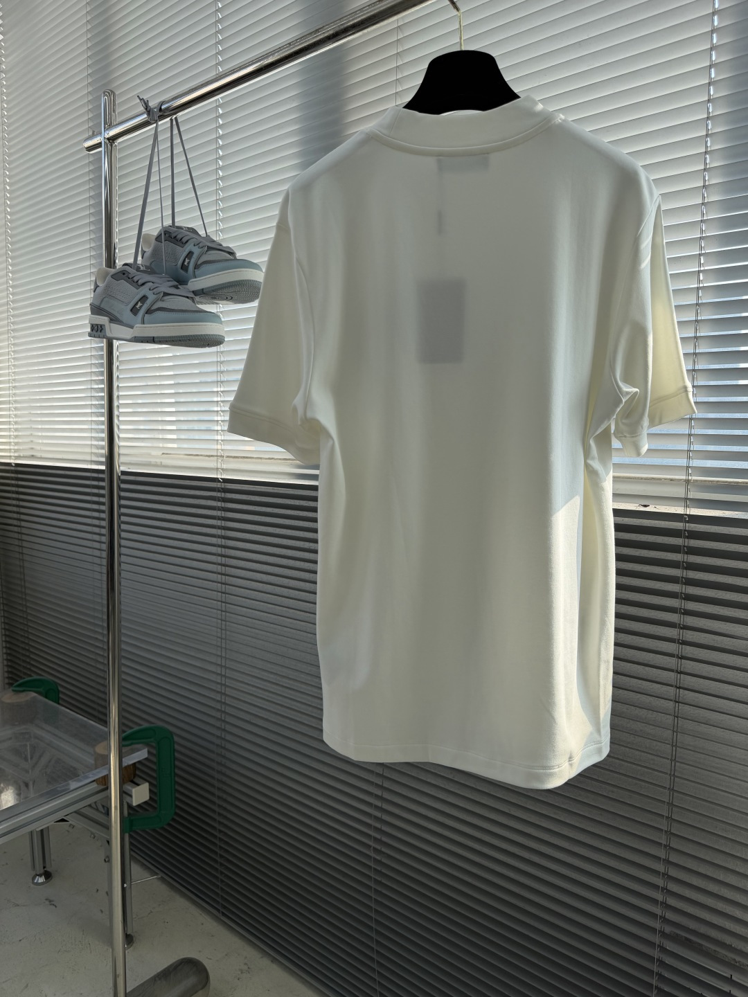-Balenciag 2026秋冬 圆领绣花短袖T恤打底衫 元素性的Logo徽章凸显休闲时尚魅力,依然独领时尚风 -Balenciag 2026秋冬 圆领绣花短袖T恤打底衫 元素性的Logo徽章凸显休闲时尚魅力,依然独领时尚风