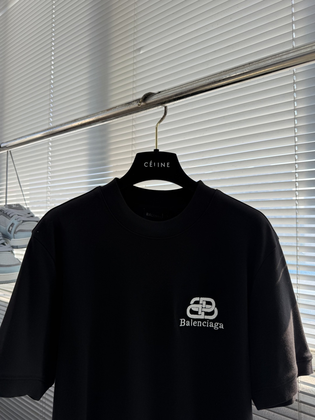 -Balenciag 2026秋冬 圆领绣花短袖T恤打底衫 元素性的Logo徽章凸显休闲时尚魅力,依然独领时尚风 -Balenciag 2026秋冬 圆领绣花短袖T恤打底衫 元素性的Logo徽章凸显休闲时尚魅力,依然独领时尚风