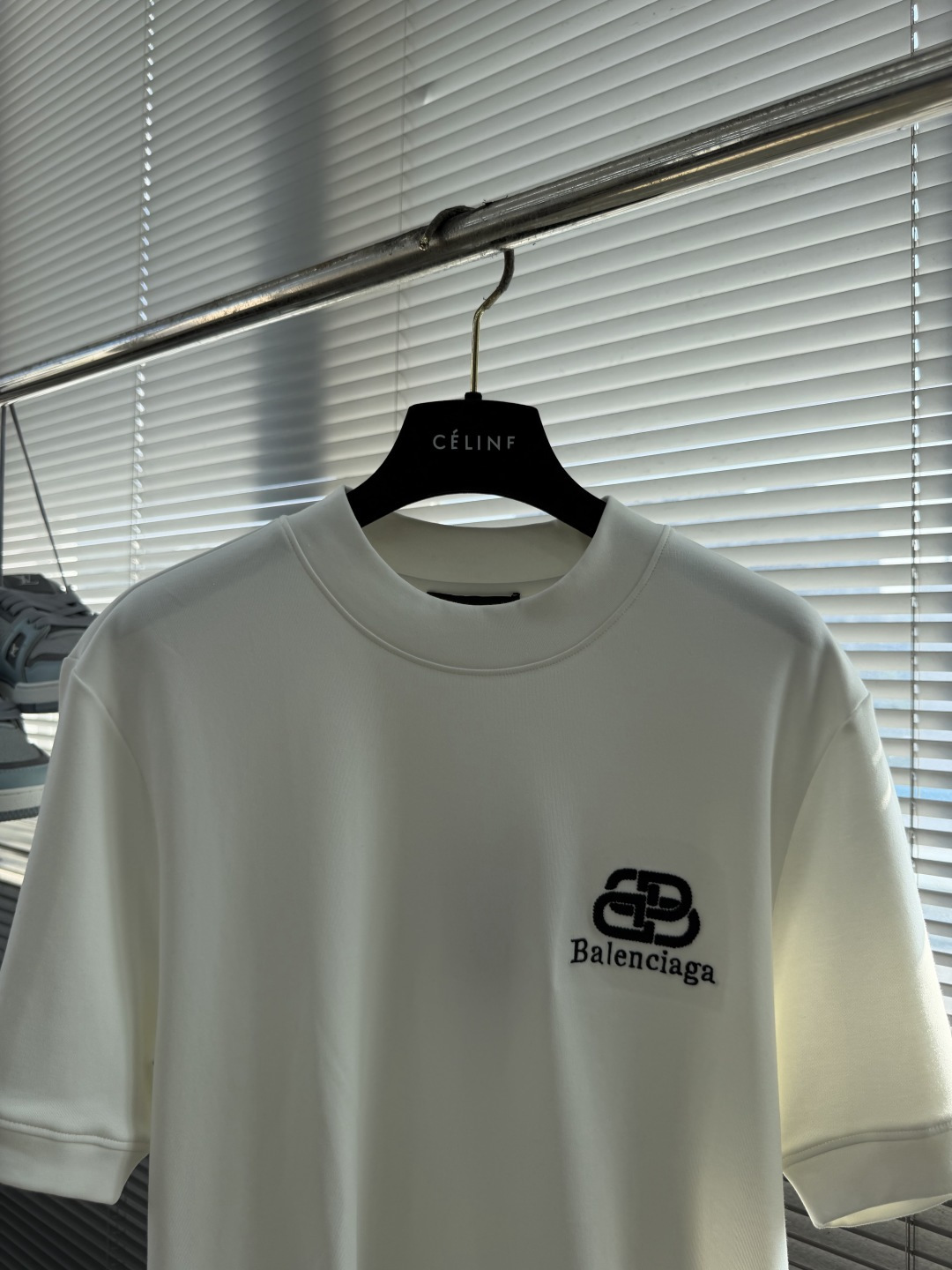 -Balenciag 2026秋冬 圆领绣花短袖T恤打底衫 元素性的Logo徽章凸显休闲时尚魅力,依然独领时尚风 -Balenciag 2026秋冬 圆领绣花短袖T恤打底衫 元素性的Logo徽章凸显休闲时尚魅力,依然独领时尚风