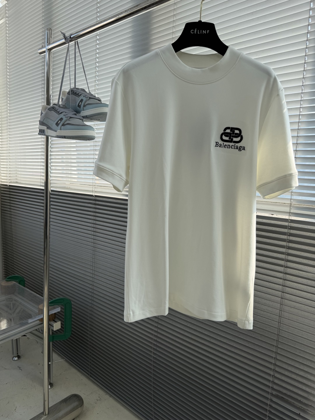 -Balenciag     2026秋冬 圆领绣花短袖T恤打底衫 元素性的Logo徽章凸显休闲时尚魅力,依然独领时尚风