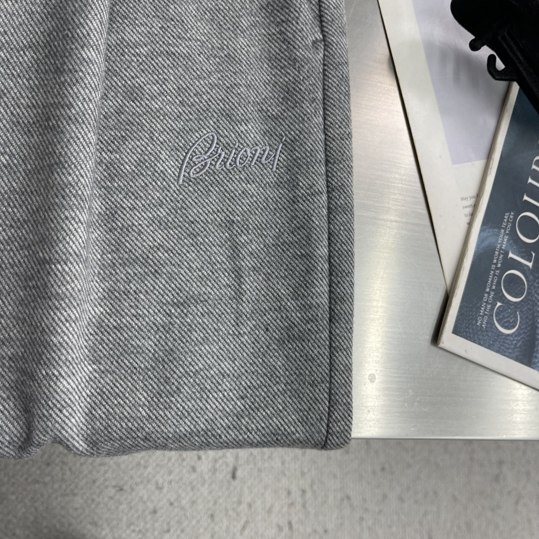 -Brioni     秋冬休闲长裤 穿着舒适且易于打理 裤型宽松直筒，裤长适中。 腰部嵌有松紧的抽绳腰带设计，为穿着提