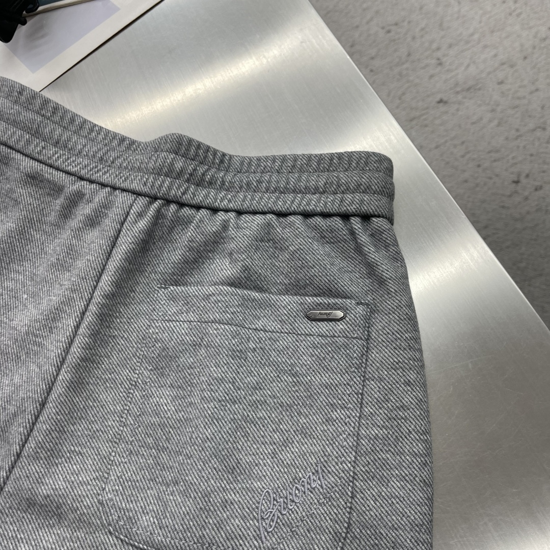-Brioni     秋冬休闲长裤 穿着舒适且易于打理 裤型宽松直筒，裤长适中。 腰部嵌有松紧的抽绳腰带设计，为穿着提