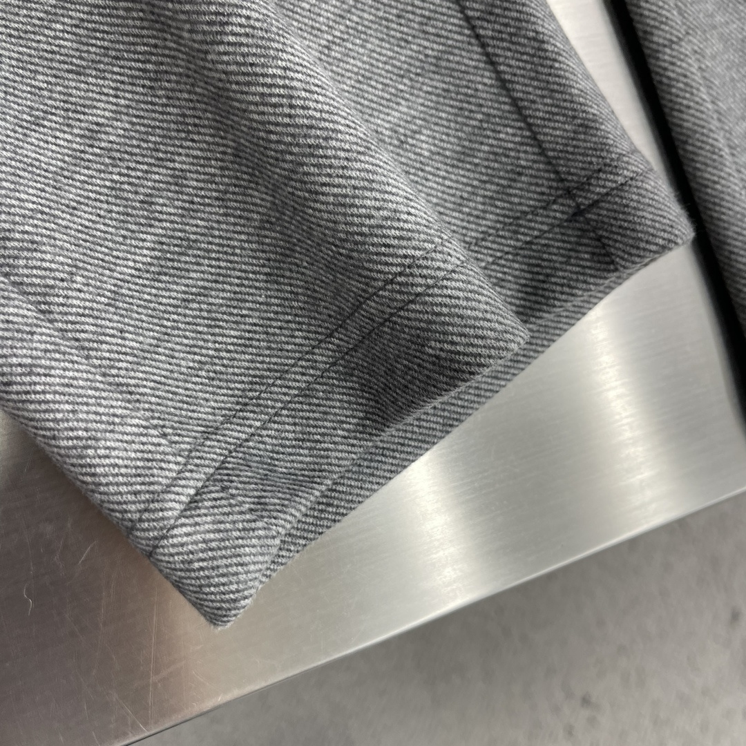 -Brioni     秋冬休闲长裤 穿着舒适且易于打理 裤型宽松直筒，裤长适中。 腰部嵌有松紧的抽绳腰带设计，为穿着提