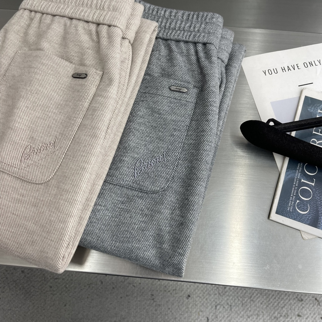 -Brioni     秋冬休闲长裤 穿着舒适且易于打理 裤型宽松直筒，裤长适中。 腰部嵌有松紧的抽绳腰带设计，为穿着提