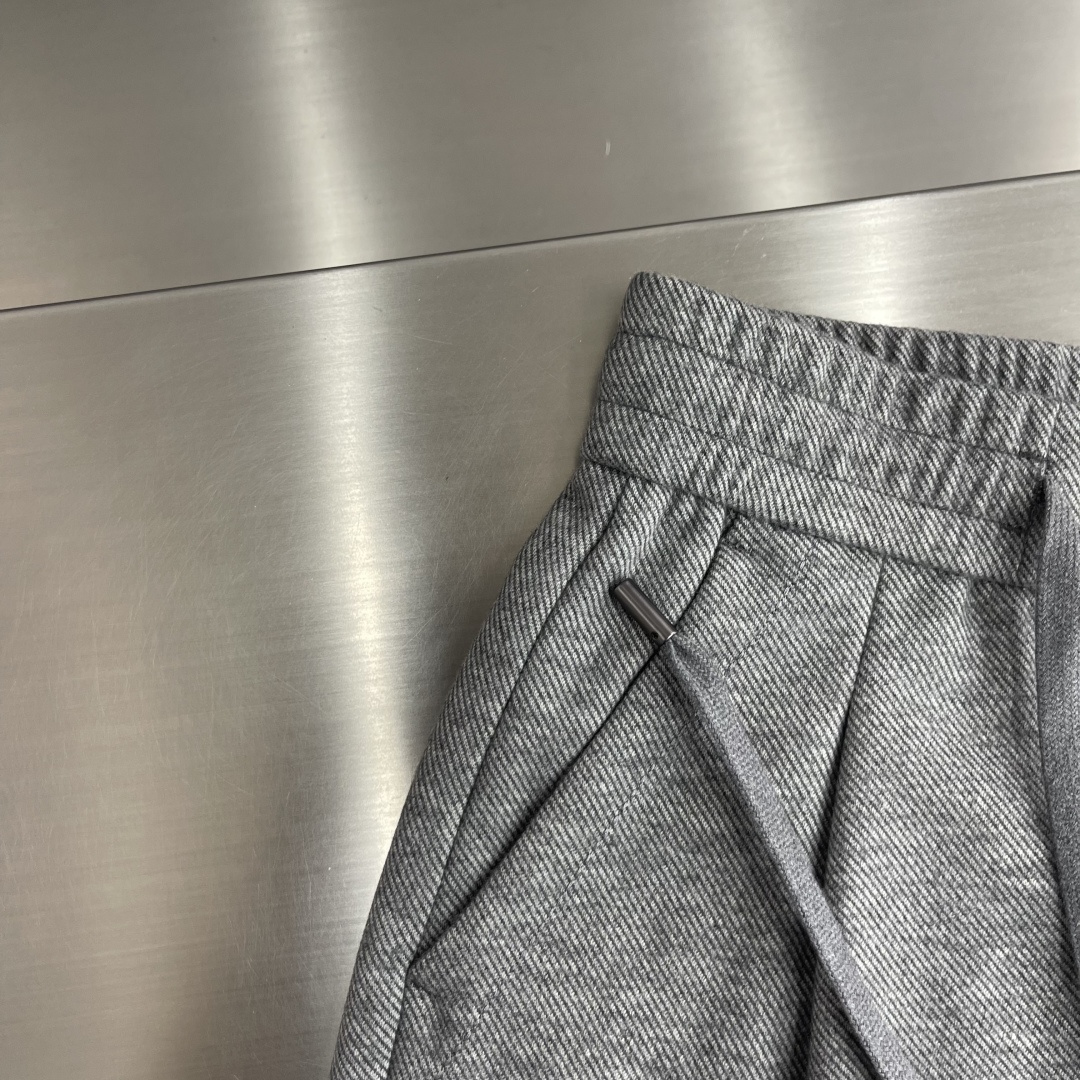 -Brioni     秋冬休闲长裤 穿着舒适且易于打理 裤型宽松直筒，裤长适中。 腰部嵌有松紧的抽绳腰带设计，为穿着提