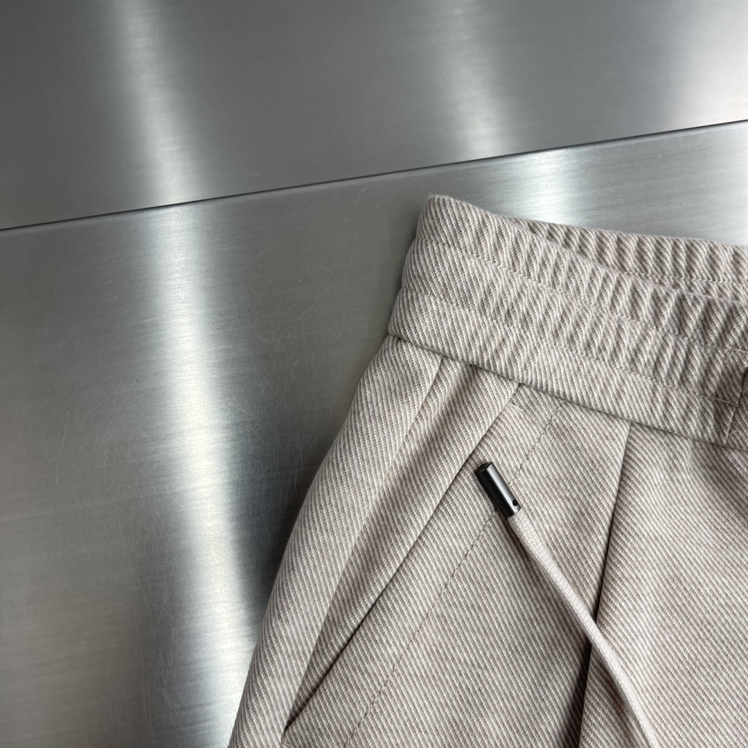 -Brioni 秋冬休闲长裤 穿着舒适且易于打理 裤型宽松直筒,裤长适中。 腰部嵌有松紧的抽绳腰带设计,为穿着提 -Brioni 秋冬休闲长裤 穿着舒适且易于打理 裤型宽松直筒,裤长适中。 腰部嵌有松紧的抽绳腰带设计,为穿着提