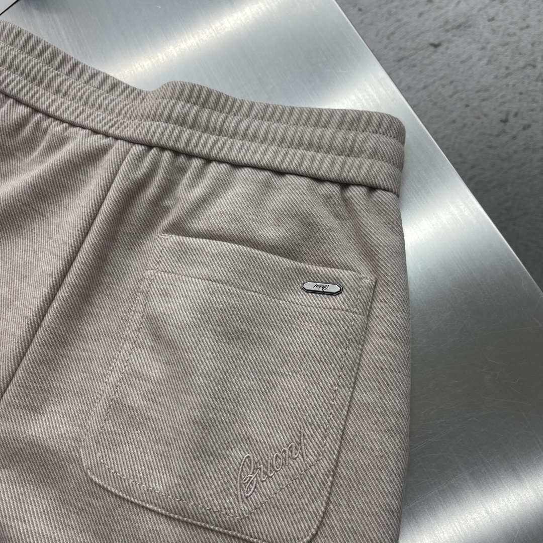 -Brioni 秋冬休闲长裤 穿着舒适且易于打理 裤型宽松直筒,裤长适中。 腰部嵌有松紧的抽绳腰带设计,为穿着提 -Brioni 秋冬休闲长裤 穿着舒适且易于打理 裤型宽松直筒,裤长适中。 腰部嵌有松紧的抽绳腰带设计,为穿着提