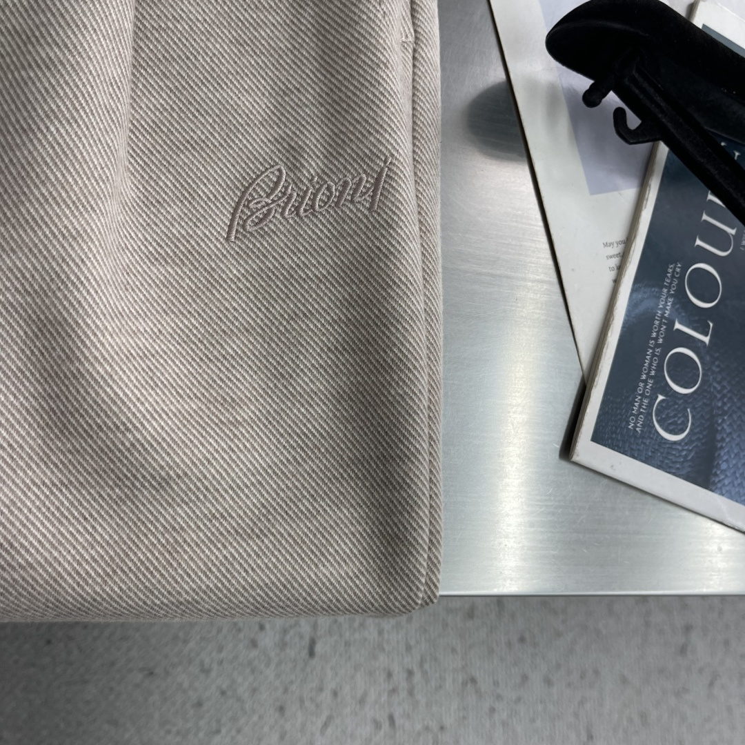 -Brioni 秋冬休闲长裤 穿着舒适且易于打理 裤型宽松直筒,裤长适中。 腰部嵌有松紧的抽绳腰带设计,为穿着提 -Brioni 秋冬休闲长裤 穿着舒适且易于打理 裤型宽松直筒,裤长适中。 腰部嵌有松紧的抽绳腰带设计,为穿着提