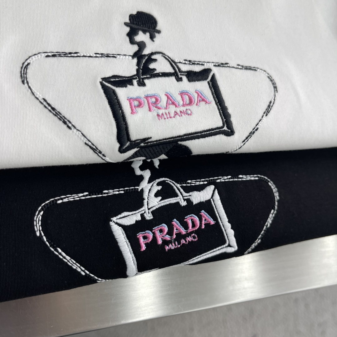 -PRAD 2026秋冬圆领绣花短袖T恤打底衫 元素性的Logo徽章凸显休闲时尚魅力,依然独领时尚风骚.内搭好伴侣 -PRAD 2026秋冬圆领绣花短袖T恤打底衫 元素性的Logo徽章凸显休闲时尚魅力,依然独领时尚风骚.内搭好伴侣