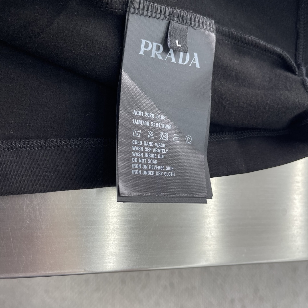 -PRAD    2026秋冬圆领绣花短袖T恤打底衫 元素性的Logo徽章凸显休闲时尚魅力,依然独领时尚风骚.内搭好伴侣