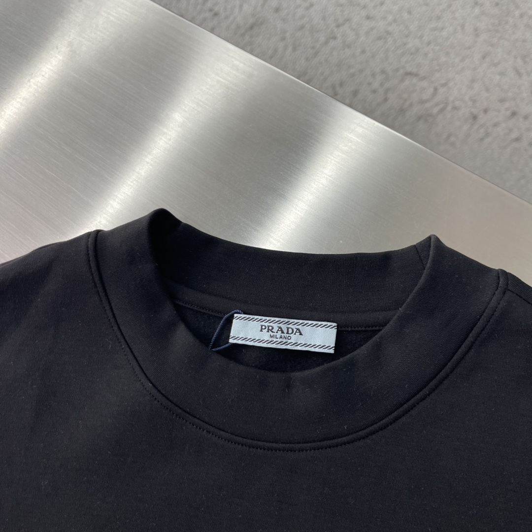 -PRAD    2026秋冬圆领绣花短袖T恤打底衫 元素性的Logo徽章凸显休闲时尚魅力,依然独领时尚风骚.内搭好伴侣