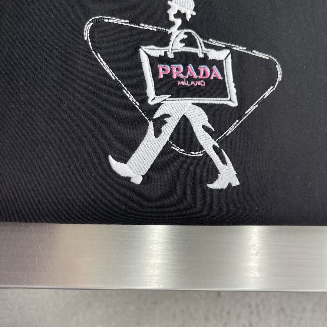 -PRAD    2026秋冬圆领绣花短袖T恤打底衫 元素性的Logo徽章凸显休闲时尚魅力,依然独领时尚风骚.内搭好伴侣