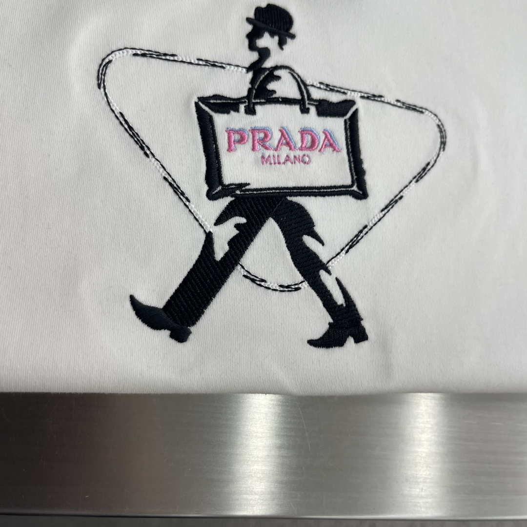 -PRAD 2026秋冬圆领绣花短袖T恤打底衫 元素性的Logo徽章凸显休闲时尚魅力,依然独领时尚风骚.内搭好伴侣 -PRAD 2026秋冬圆领绣花短袖T恤打底衫 元素性的Logo徽章凸显休闲时尚魅力,依然独领时尚风骚.内搭好伴侣