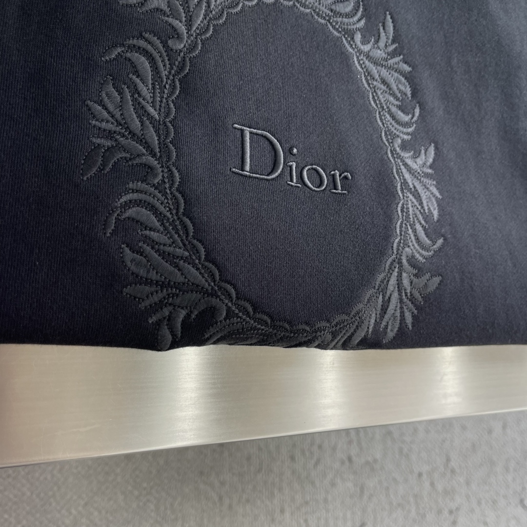 -Dio    Medaillon 标志刺绣卫衣 定制岚絮清珩柔起绒棉 细密丰盈 柔糯舒适 曜夜玄黑浸染衣身 哑光沉敛 
